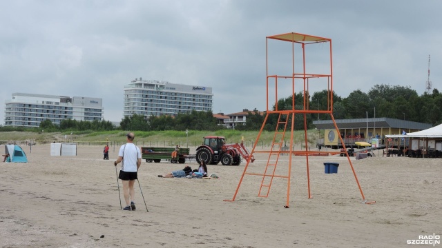 W ciągu sezonu turyści na plaży zostawiają 70 ton odpadów