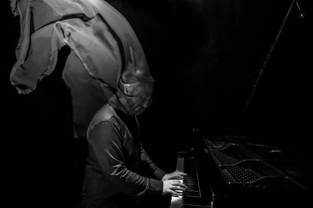 Artur Moon – pianista, kompozytor, performer. Fot. Tomasz Gładys [Materiały prasowe artysty] Artur Moon | „Kolejne 'Koncerty w Ciemności' zagram w Chinach...” [ROZMOWA z ARTYSTĄ, ZDJĘCIA]