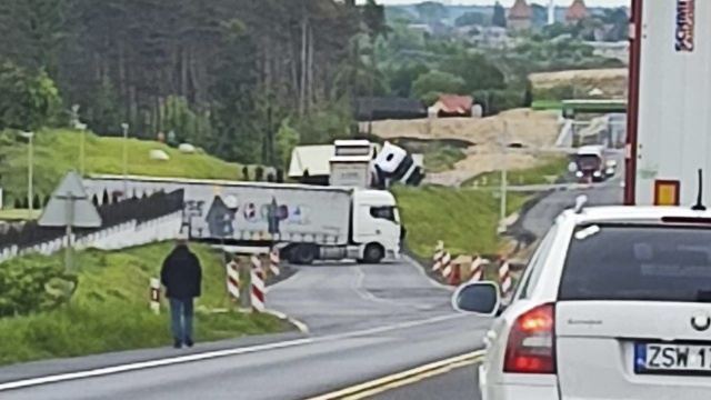 Uwaga kierowcy utrudnienia na DK3 pomiędzy Międzyzdrojami a Wolinem. W okolicach miejscowości Płocin ciężarówka zderzyła się z busem.